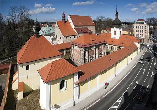 Celkový pohled na loretánskou kapli s ambitem, kostel sv Vavřince a bývalý kapucínský klášter v Rumburku. Foto Jiří Stejskal